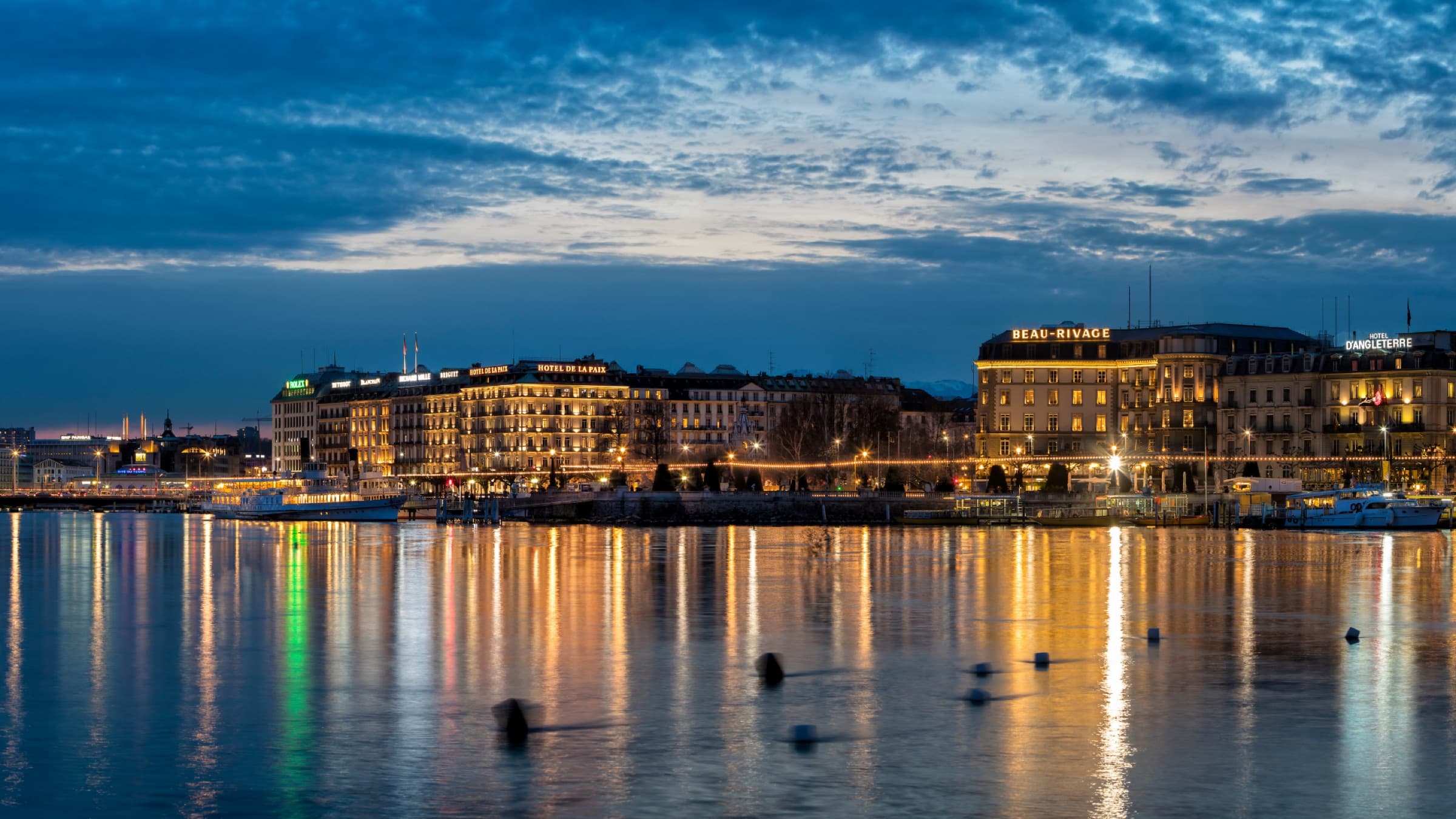 La rade de Genève à la tombée de la nuit